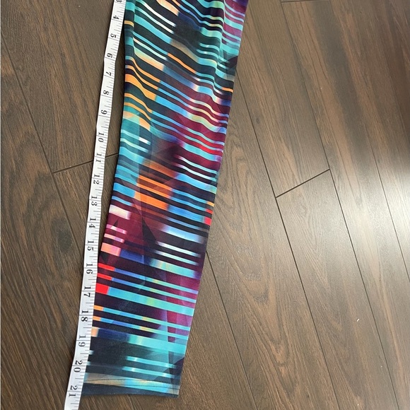 Athleta Laser Beam Stripe Sonar Crop Leggings Rainbow Capri Small Activewear - Picture 6 of 6
